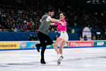 Елизавета Худайбердиева и Егор Базин выступают с ритм-танцем на чемпионате России — 2022. 