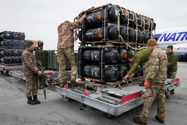 Украинские военнослужащие получают противотанковые ракеты Javelin, доставленные в рамках военной помощи США Украине, в аэропорту Борисполь под Киевом, 2022 год 