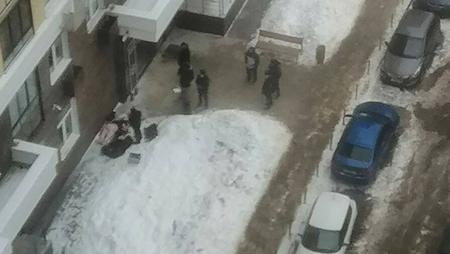 В Подмосковье под окнами жилого дома нашли тело девушки и ее двухмесячного сына