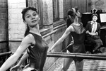 Одри Хепберн репетирует в балетном зале, 1950-е