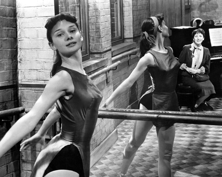 Одри Хепберн репетирует в&nbsp;балетном зале, 1950-е