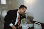 Вячеслав Зайцев у себя на кухне, 1994 год
