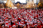 Люди в костюмах Санта-Клауса в Токио, Япония, 22 декабря 2023 года