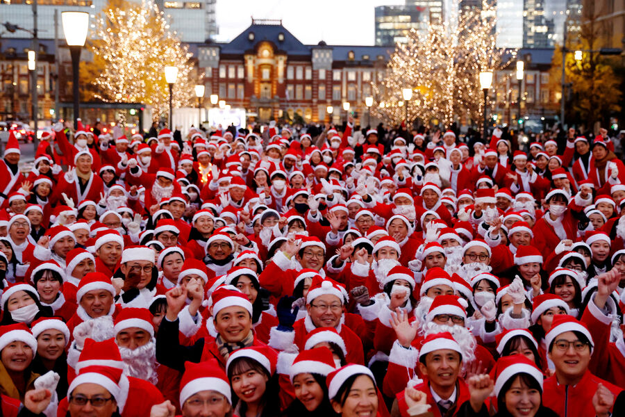 Люди в&nbsp;костюмах Санта-Клауса в&nbsp;Токио, Япония, 22 декабря 2023&nbsp;года