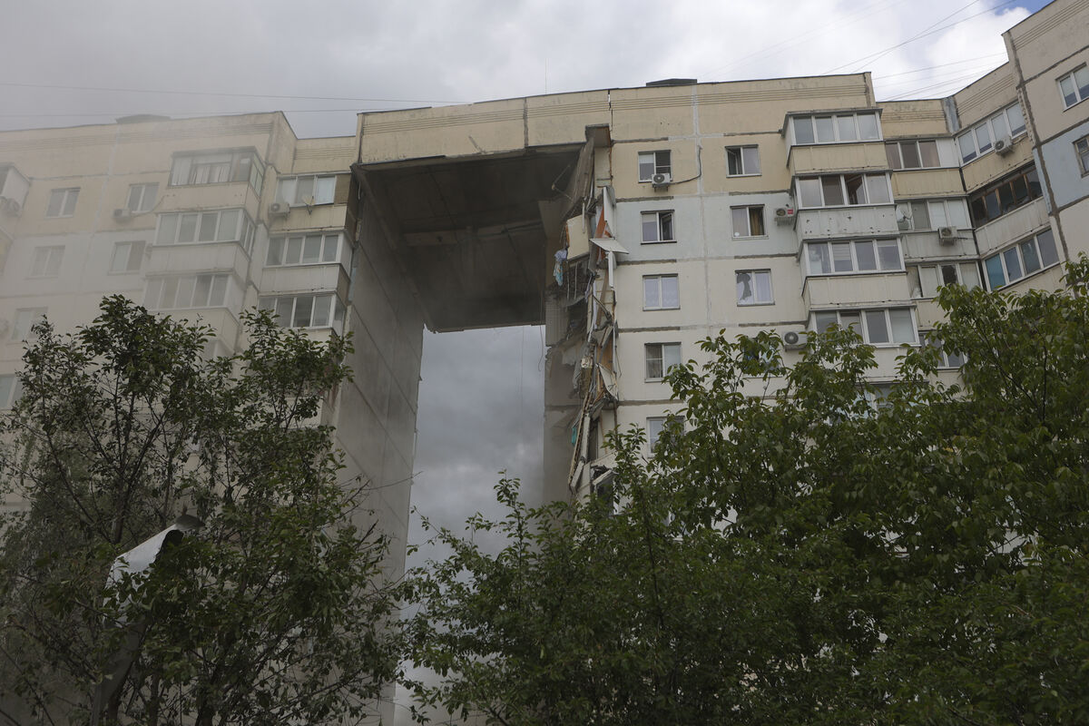 Жительница разрушенного в Белгороде дома спаслась благодаря помощи  участникам СВО - Газета.Ru | Новости