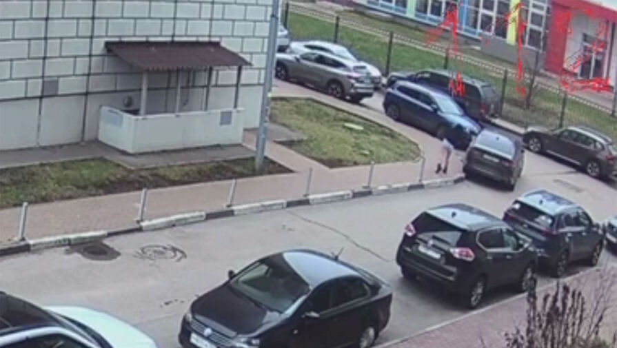 В Подмосковье девушка разбила машину крышкой канализационного люка и это попало на видео