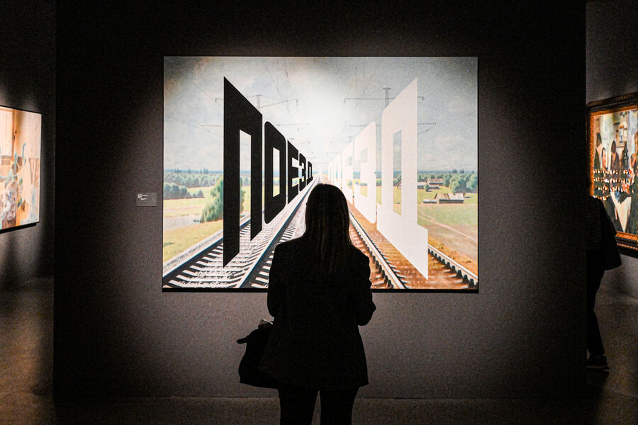 Картина &laquo;Поезд&raquo; художника Эрика Булатова в&nbsp;музейно-выставочном центре &laquo;Коллекция&raquo; в&nbsp;жилом квартале &laquo;ЗИЛАРТ&raquo; в&nbsp;Москве, 1&nbsp;декабря 2025&nbsp;года