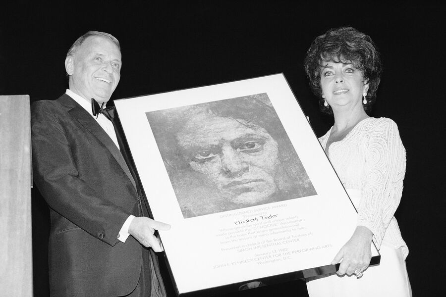 Фрэнк Синатра вручает постер фильма «Геноцид» Элизабет Тейлор после премьеры в&nbsp;Центре Кеннеди в&nbsp;Вашингтоне, 1982&nbsp;год