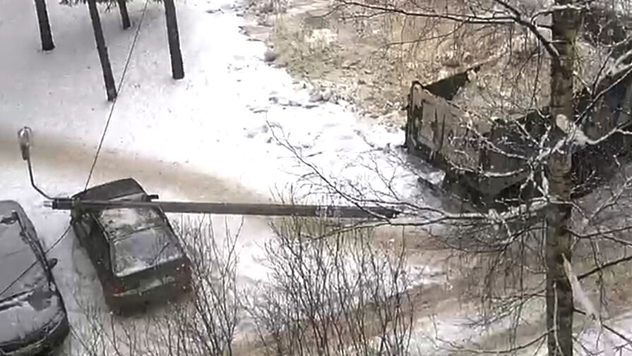 Видео: самосвал раздавил фонарным столбом Lada под Санкт-Петербургом