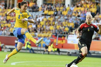 Матч в Гетеборге окрестили досрочным финалом женского Евро-2013