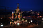 Вид на храм Василия Блаженного с подсветкой перед началом экологической акции «Час Земли» в Москве