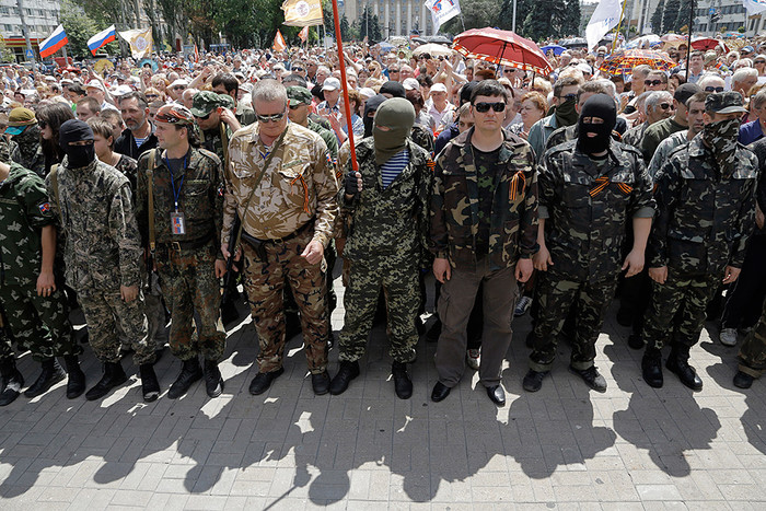 Пророссийские боевики на площади Ленина в Донецке