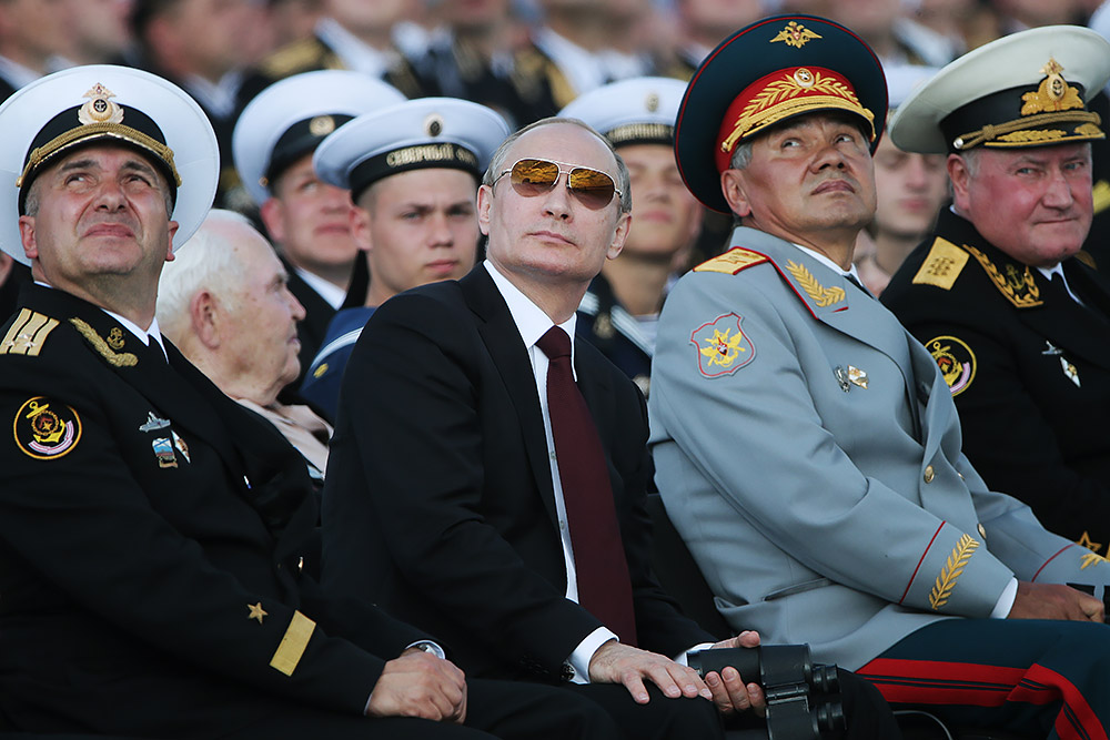 Президент РФ Владимир Путин (в центре) и министр обороны РФ Сергей Шойгу (второй справа) на военно-морском параде в День ВМФ России в Североморске