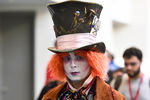 Посетитель выставки, одетый как Безумный Шляпник из фильма «Алиса в Стране чудес»