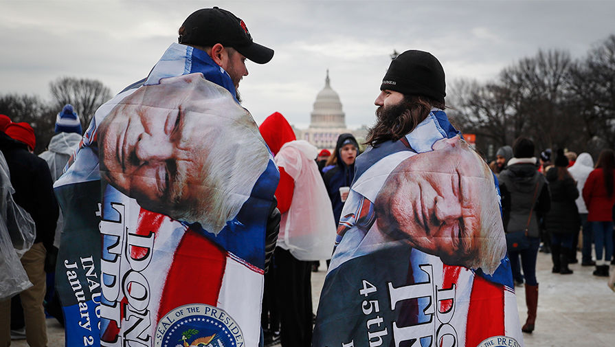 Зрители перед инаугурацией Дональда Трампа около Капитолия в Вашингтоне, 20 января 2017 года