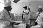 Леонид Рошаль (справа) осматривает пациента в детской городской больнице в Улан-Баторе, 1980 год