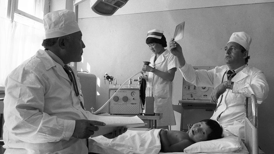 Леонид Рошаль (справа) осматривает пациента в&nbsp;детской городской больнице в&nbsp;Улан-Баторе, 1980 год