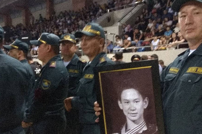 Гражданская панихида по убитому фигуристу Денису Тену во дворце спорта имени Балуана Шолака, Алма-Ата, 21 июля 2018 года