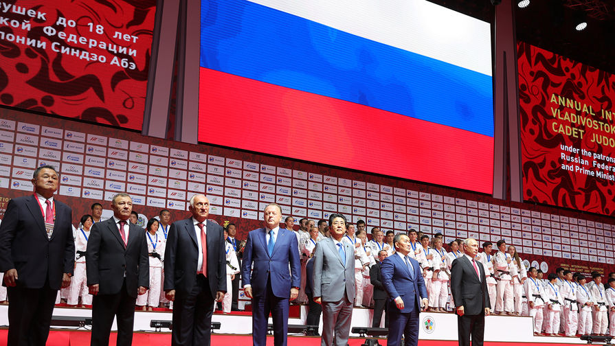 Президент России Владимир Путин, премьер-министр Японии Синдзо Абэ и президент Монголии Халтмаагиин Баттулга на церемонии награждения победителей Международного турнира по дзюдо во Владивостоке, 12 сентября 2018 года