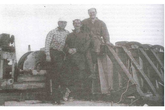 Вибромашина В-3 и основные участники испытаний (слева направо): В.Ф.Захаров, Ю.А.Симон, Г.Н.Ашкинадзе