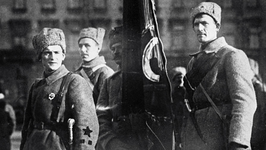 Вручение знамени части особого назначения, защищавшей Петроград от Юденича, 1919 год