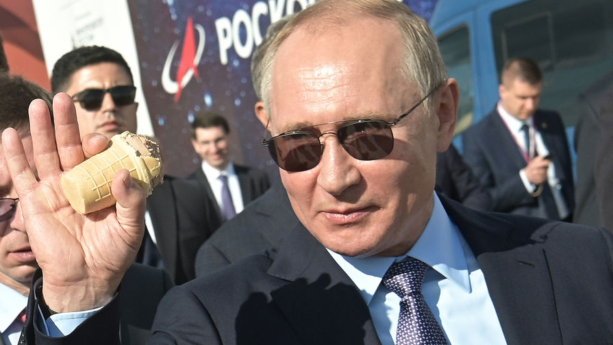 Президент России Владимир Путин с мороженым во время посещения авиасалона МАКС, 27 августа 2019 года