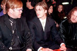 Английский певец Элтон Джон и футболист Дэвид Бекхэм во время модного показа Версаче, 1998 год