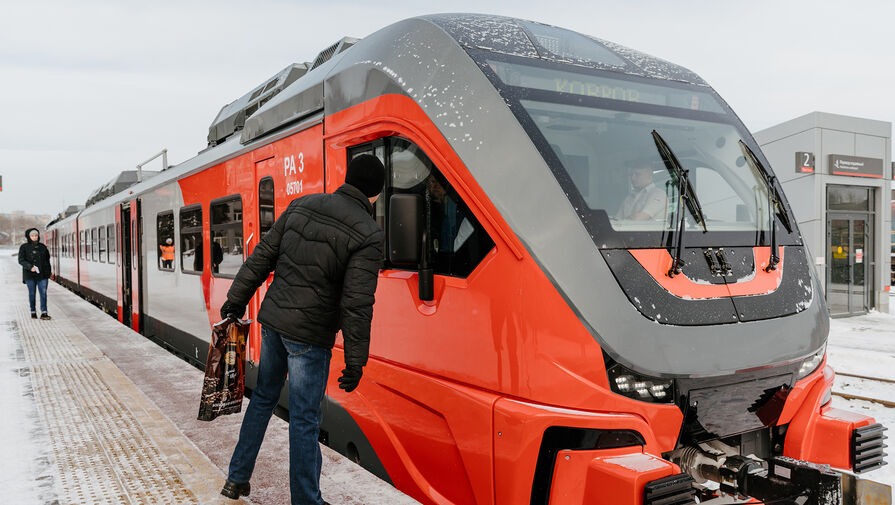 Поезд с пассажирами застрял в снегу на полпути в Екатеринбург