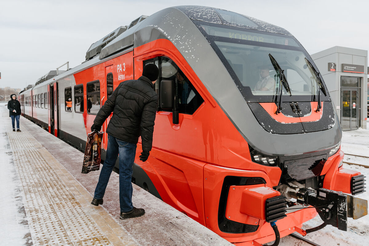 Поезд с пассажирами застрял в снегу на полпути в Екатеринбург - Газета.Ru |  Новости