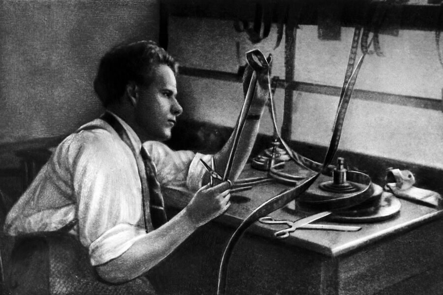 Сергей Эйзенштейн за&nbsp;монтажным столом, 1925&nbsp;год