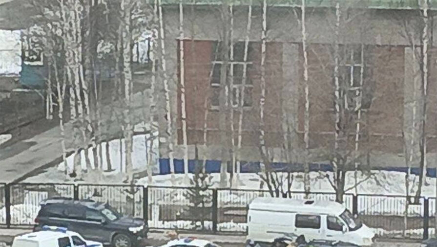 Правоохранители Нижневартовска нашли оружие и боеприпасы в машине во дворе жилого дома