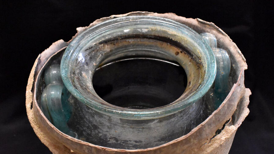 Ученые нашли в римской гробнице самое старое жидкое вино в мире