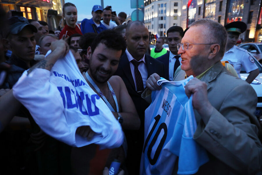 Лидер фракции ЛДПР Владимир Жириновский (справа) и футбольные болельщики на&nbsp;Никольской улице в&nbsp;Москве после финального матча чемпионата мира по&nbsp;футболу между&nbsp;сборными Франции и Хорватии, 15&nbsp;июля 2018&nbsp;года