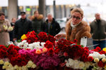 Цветы и свечи в память о жертвах авиакатастрофы самолета Airbus 321 в аэропорту Пулково
