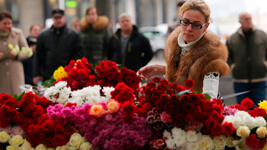Цветы и свечи в&nbsp;память о&nbsp;жертвах авиакатастрофы самолета Airbus 321&nbsp;в&nbsp;аэропорту Пулково
