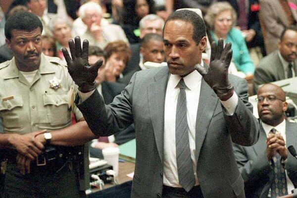 О.Джей Симпсон на слушании по делу убийства его бывшей супруги Николь Браун примеряет перчатки, в которых был преступник