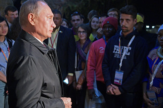 Владимир Путин во время встречи с участниками Всемирного фестиваля молодёжи и студентов в Сочи, 19 октября 2017 года