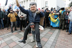 Участник протестного митинга перед зданием Верховной рады в центре Киева в маске президента Украины Петра Порошенко, 22 октября 2017 года