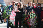 Жители Волгограда во время церемонии прощания с погибшими в ДТП на Ставрополье, 3 мая 2021 года 