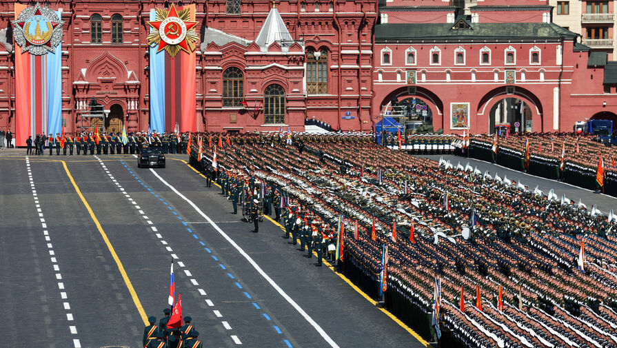 На улицах Москвы впервые в крупном формате показали Парад Победы