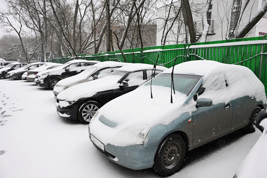 Заснеженные автомобили в&nbsp;Москве, 6&nbsp;апреля 2025&nbsp;года