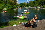 Горожане отдыхают на&nbsp;Голицынском пруду в&nbsp;Парке Горького в&nbsp;Москве
