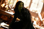 <b>«Злая: Навсегда» (Wicked: For Good), реж. Джон М. Чу</b>
<br><br>
<b>Где и когда смотреть:</b> в мировом прокате — с 21 ноября
<br><br>
Вторая часть экранизации мюзикла «Злая», который переосмысляет роман Лаймена Баума «Волшебник страны Оз» и знаменитый фильм Виктора Флеминга по его мотивам. В центре сюжета — зеленокожая девушка Эльфаба, которую с подачи диктатора-волшебника в итоге нарекут Злой Ведьмой Запада, тогда как ее подруге Глинде уготовано стать Доброй Ведьмой Севера. Главные роли в картине исполнили певицы Синтия Эриво и Ариана Гранде. Подробнее о первой «Злой» мы писали <a href=