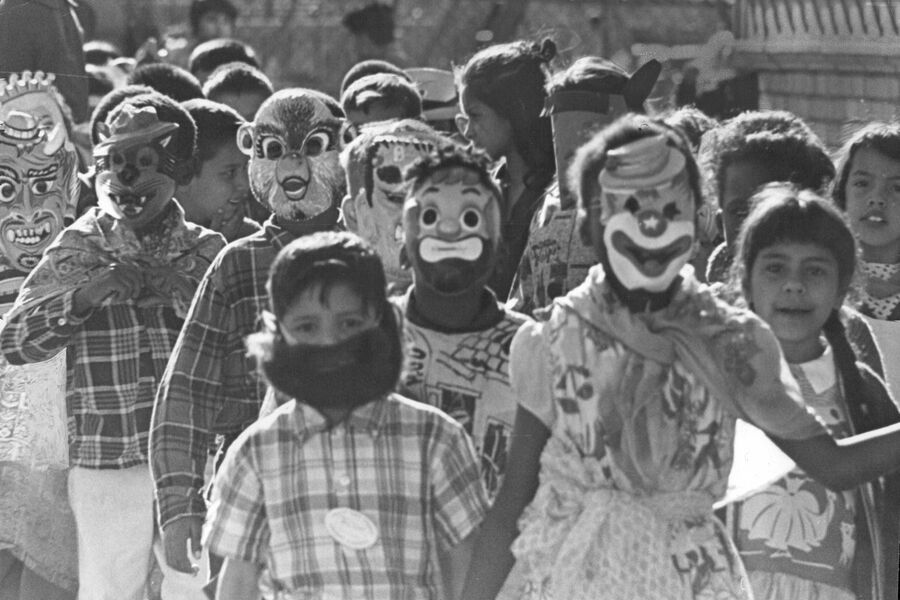 Ученики и учителя в масках в честь Хэллоуина, 1965 год