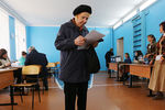 Местные жители во время предварительного общественного голосования на избирательном участке №132