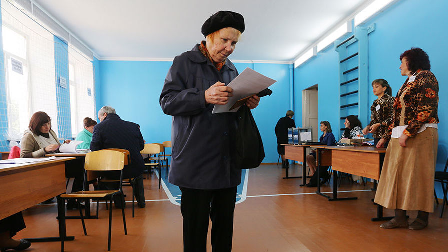 Местные жители во время предварительного общественного голосования на&nbsp;избирательном участке №132