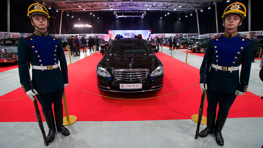 Лимузин Mercedez-Benz из Гаража особо назначения на выставке в Москве, март 2016 года