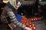 Участники акции памяти жертв крушения самолета Ан-148 в Подмосковье у храма Христа Спасителя, 12 февраля 2018 года