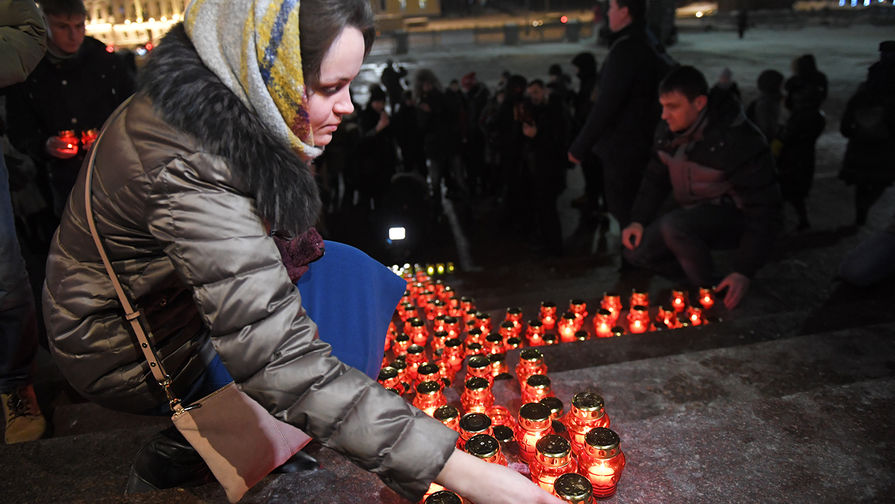 Участники акции памяти жертв крушения самолета Ан-148 в&nbsp;Подмосковье у&nbsp;храма Христа Спасителя, 12 февраля 2018 года