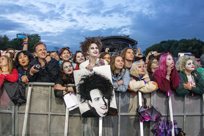 Во время выступления группы The Cure на фестивале «Пикник «Афиши» в Москве, 3 августа 2019 года